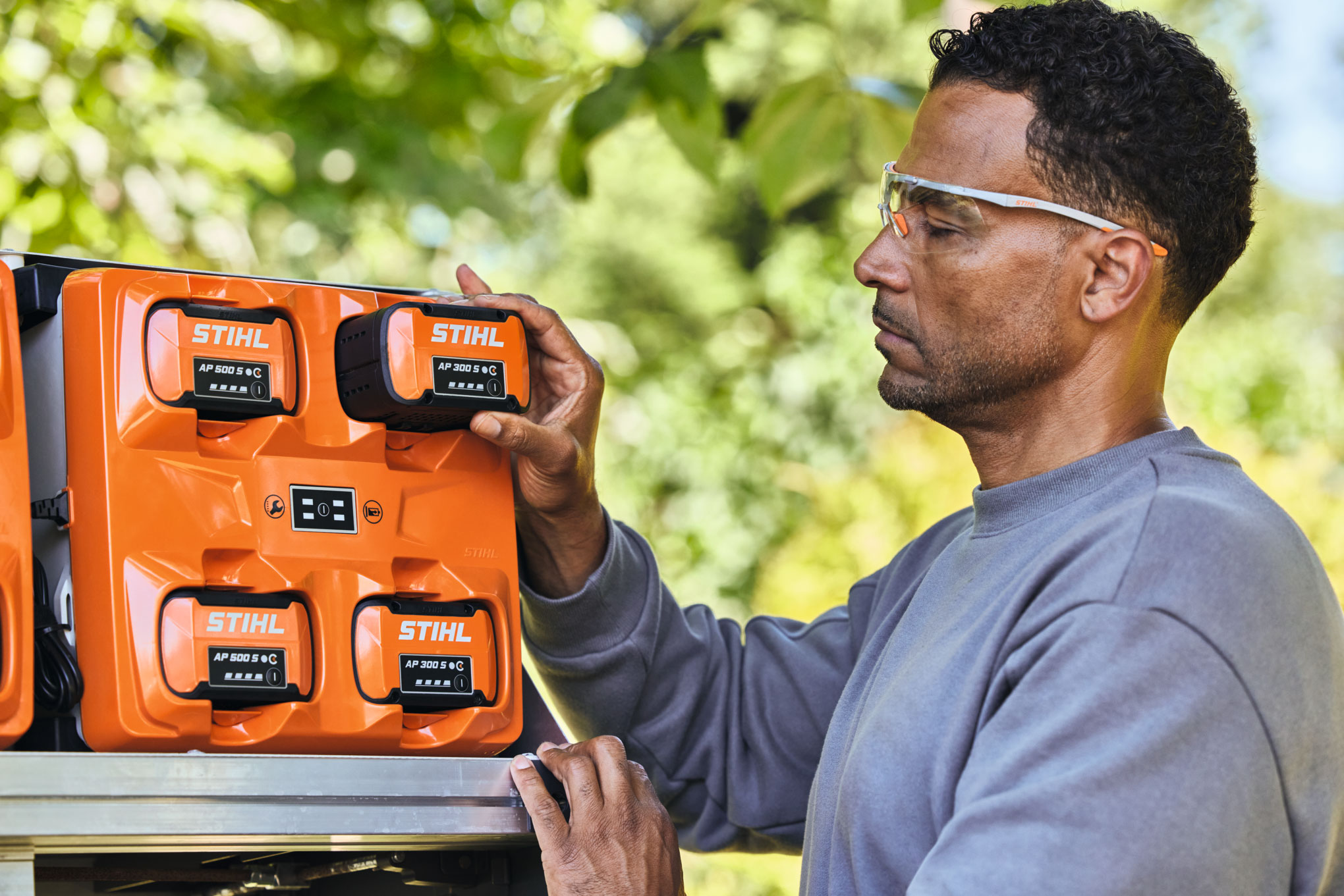 Mies lataa STIHL-akkua